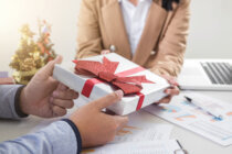 Sind Weihnachtsgeschenke an Mitarbeiter und Kunden steuerlich absetzbar?