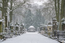 Winterdienst am Friedhof: Befreit Warntafel die Gemeinde vor der Haftung im Falle eines Sturzes?